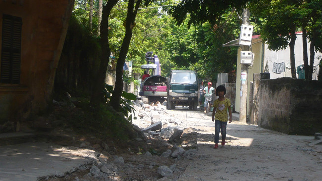 Người dân TP Hưng Yên cho rằng, đường đang tốt, cớ sao phải đào lên xây lại tốn kém. Ảnh: P Cầm