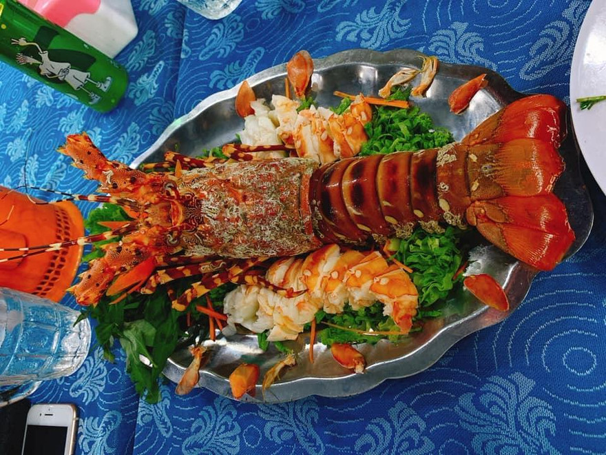 Chủ nhà hàng hải sản Làng Chài - Bến cảng Cầu Đá - Nha Trang 3 bị du khách tố bán tôm hùm với giá 3,5 triệu đồng/kg. Ảnh T.L