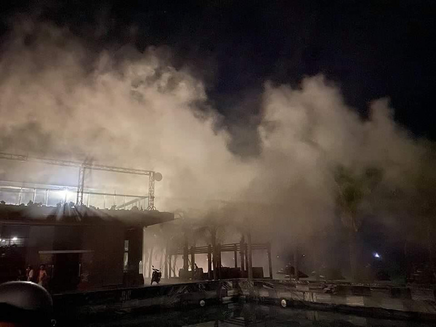 Khói bóc lên nghi ngút tại quán bar Sands Bay. Ảnh L.H