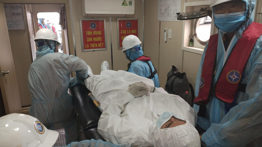 Lực lượng cứu hộ đưa thuyền viên người Philippines lên bờ cấp cứu. Ảnh CTV