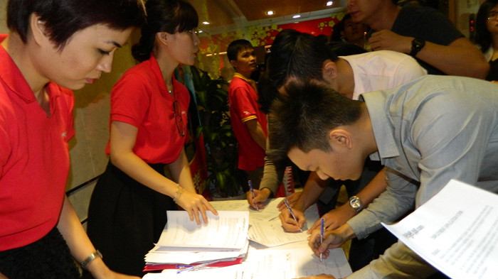 Bạn trẻ náo nức đăng ký học phi công 