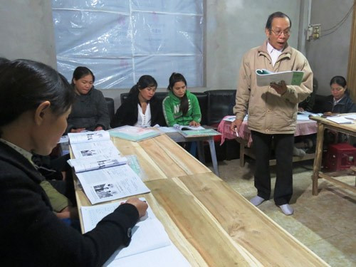 Đều đặn các tối thứ ba, năm, bảy, các chị lại đến lớp để học chữ - Ảnh: Tuyết Khoa (Thanh Niên)