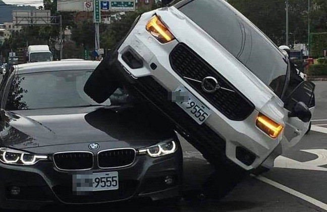 Chiếc Volvo XC40 trèo lên BMW 320i.