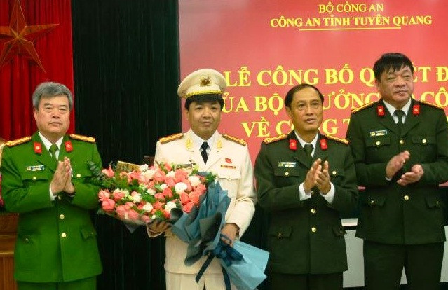 Trao quyết định của Bộ trưởng Bộ Công an về công tác cán bộ.