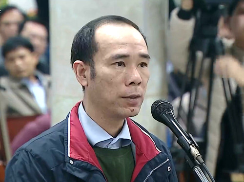 Bị cáo Vũ Đức Thuận trả lời Hội đồng xét xử.