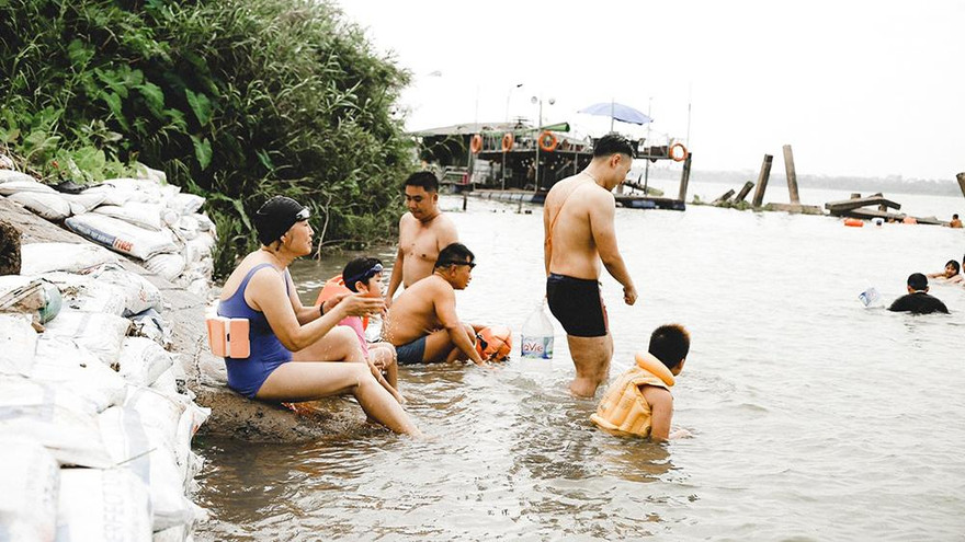 Dịch bệnh phức tạp, nhiều người vẫn đổ xô ra bãi giữa sông Hồng 'giải nhiệt'