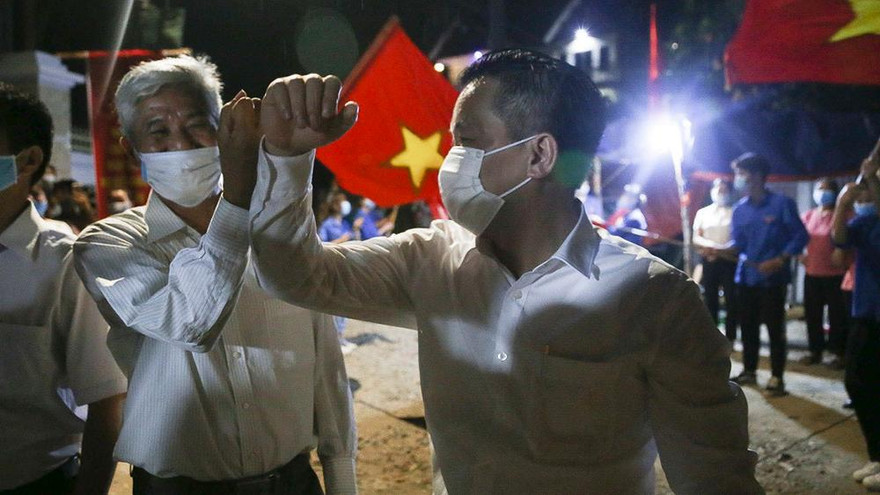 Người dân Lỗ Giao reo hò vui mừng trong thời khắc gỡ bỏ phong toả