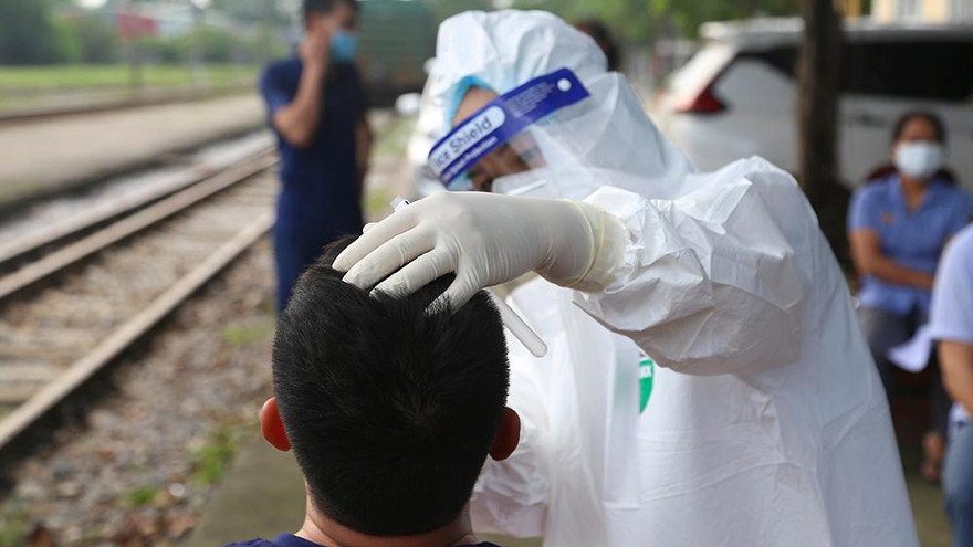 Lấy mẫu xét nghiệm toàn bộ người dân khu cách ly ở Việt Hùng - Đông Anh 