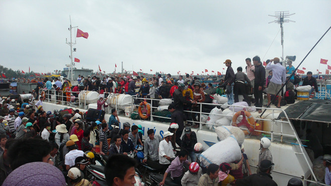 Những chuyến hành tỏi từ Lý Sơn vào đất liền. Ảnh: Nam Cường