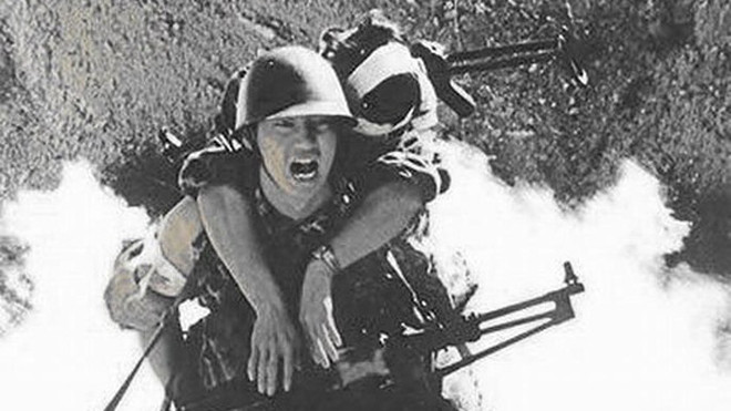 Binh lính Trung Quốc cõng đồng đội bị thương rút khỏi trận địa