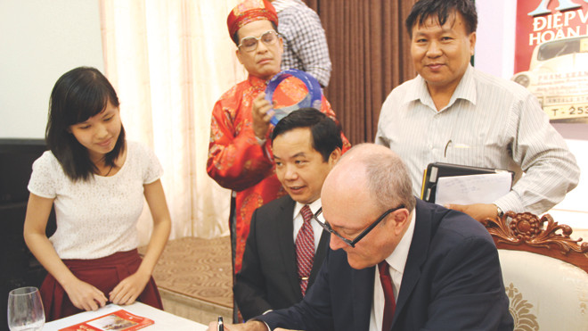 Larry Berman trong một lần ký tặng độc giả Việt Nam tại TPHCM