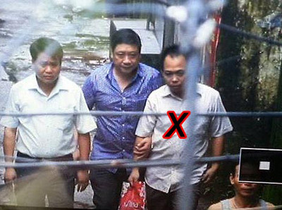 Cảnh sát dẫn giải đối tượng bắt cóc con tin. Ảnh: CAND.