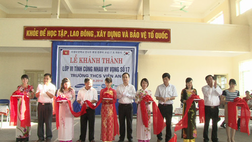 Tặng 10 phòng học vi tính nhân dịp khai giảng năm học mới