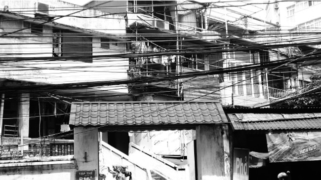 Khu tập thể 16A Thụy Khuê bị nghiêng, lún nứt. Ảnh: K.N