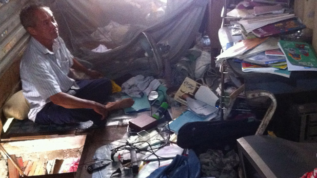 Ông Tiến trong “ổ chuột” trên gác