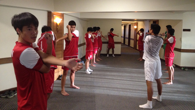 Các cầu thủ tập nhẹ ngay tại khách sạn ở Yangon chiều qua. Ảnh: NP