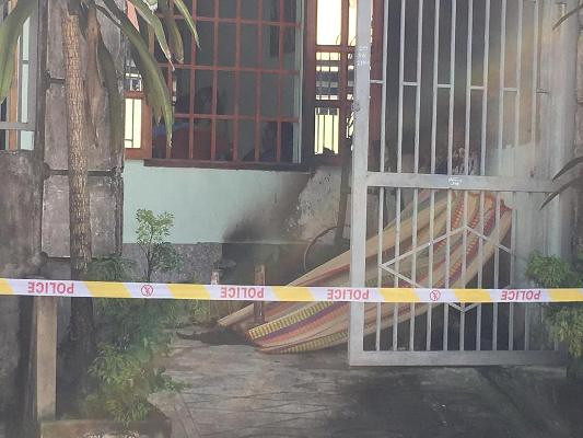 Phát hiện thi thể nam giới cháy đen trước cửa nhà nghi tự thiêu