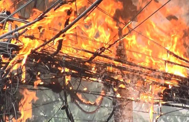 Trụ điện cháy dữ dội sau tiếng nổ 