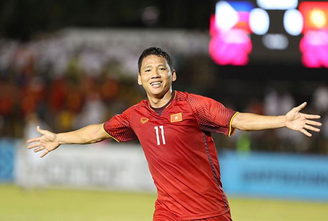 Bố tiền đạo Anh Đức nhảy tung ghế ngồi khi con trai ghi bàn