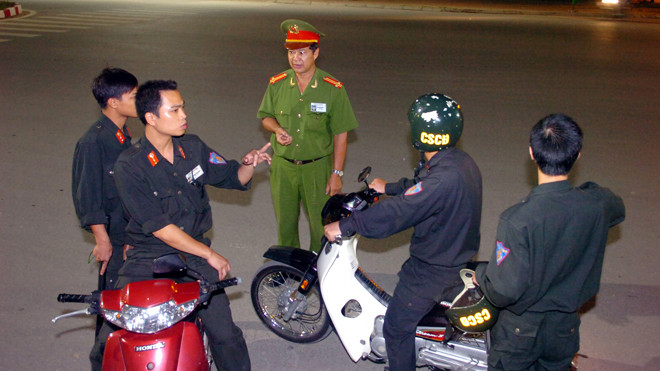 Đội CSCĐ đang tuần tra ban đêm. Ảnh: nGỌC CHÂU