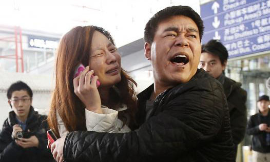 Người thân của các hành khách trên chiếc máy bay bị mất tích, đang vô cùng lo lắng.