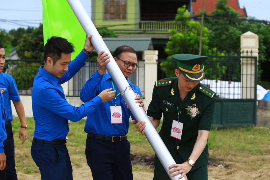 Đại biểu thanh niên trao tặng công trình thanh niên và tri ân người có công với cách mạng.
