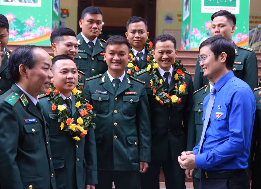 Anh Bùi Quang Huy trò chuyện cùng cán bộ, chiến sĩ BĐBP