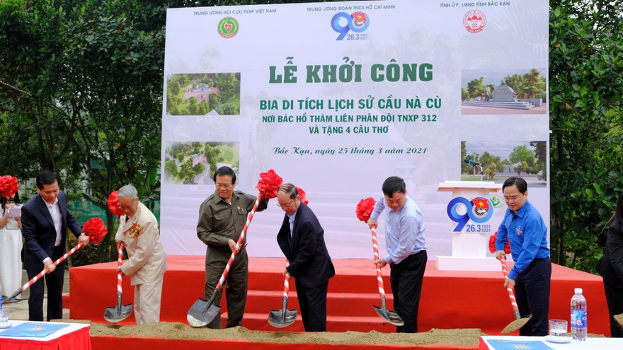 Đại biểu thực hiện nghi thức khởi công xây dựng Bia Di tích lịch sử Cầu Nà Cù, tỉnh Bác kạn.