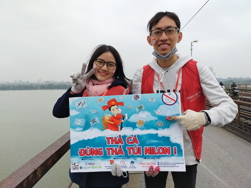 “Thả cá, đừng thả rác” là thông điệp hành động của các bạn trẻ.
