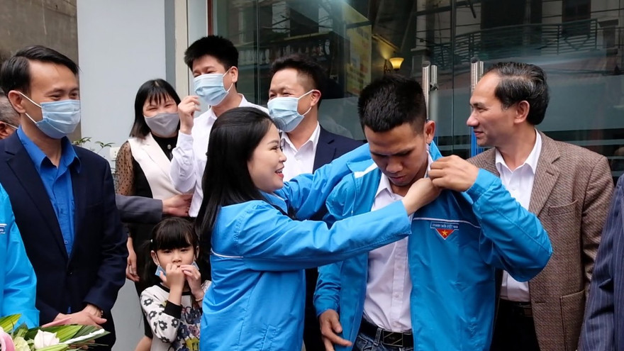 Trao tặng huy hiệu Tuổi trẻ dũng cảm cho “người hùng” Nguyễn Ngọc Mạnh