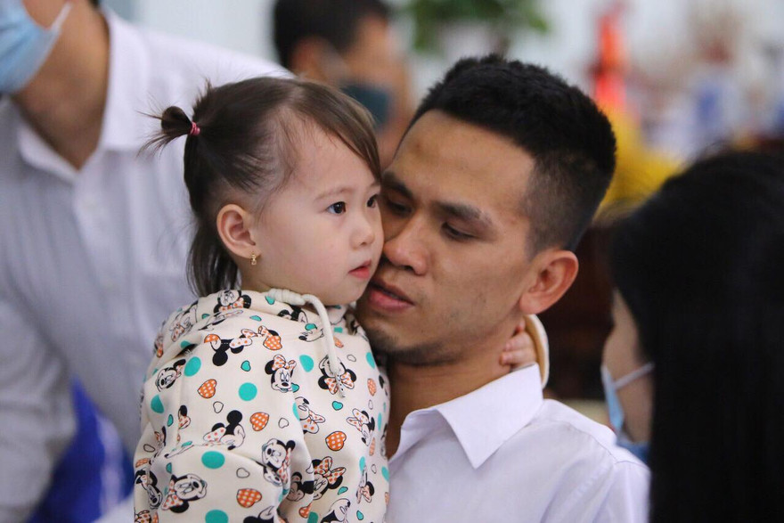 Anh Nguyễn Ngọc Mạnh cùng con gái lớn Nguyễn Ngọc Gia Hân. Ảnh: Hoàng Mạnh Thắng.