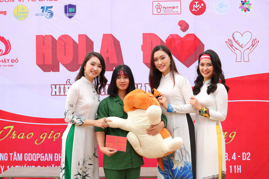 Người đẹp Nguyễn Phương Anh, Nông Thúy Hằng và Kim Trà My chụp ảnh cùng sinh viên tham gia hiến máu.