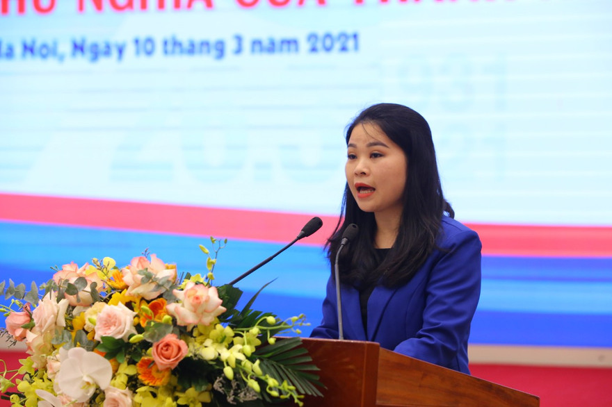 Chị Chu Hồng Minh, Bí thư Thành đoàn Hà Nội tham luận với chủ đề “Ứng dụng công nghệ thông tin, mạng xã hội trong giáo dục lý tưởng cách mạng, đạo đức, lối sống cho thanh thiếu nhi”.