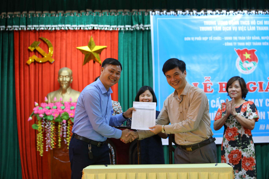 Đại diện Trung tâm Dịch vụ việc làm thanh niên và Công ty TNHH một thành viên Tô Hoàng ký kết biên bản hợp tác đào tạo.