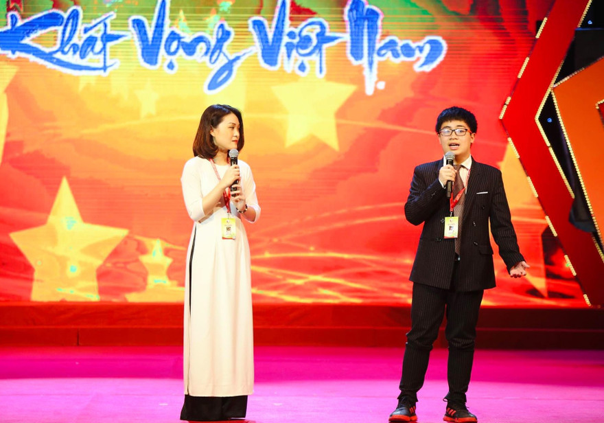 Đại biểu Nguyễn Anh Thư và đại biểu Ngô Quý Đăng tham luận tại Đại hội Tài năng trẻ Việt Nam lần thứ III năm 2020