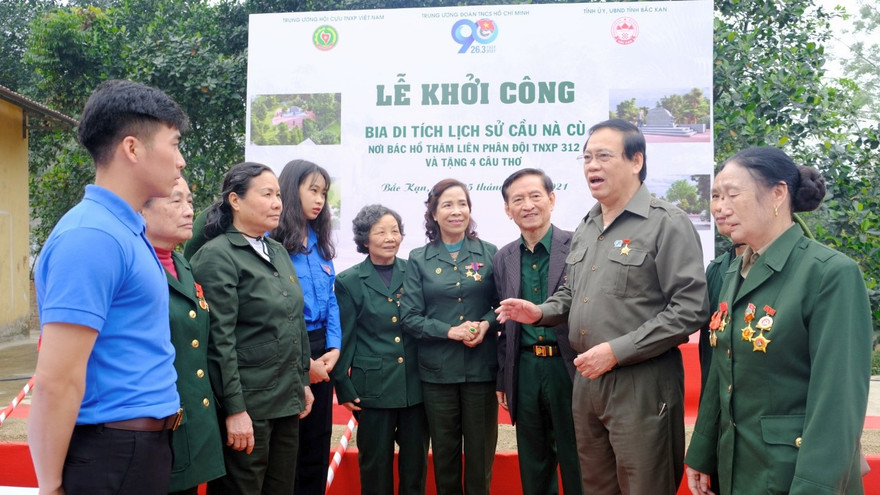 Ông Vũ Trọng Kim, Chủ tịch Hội cựu Thanh niên xung phong trò chuyện cùng cựu TNXP và đoàn viên, thanh niên.