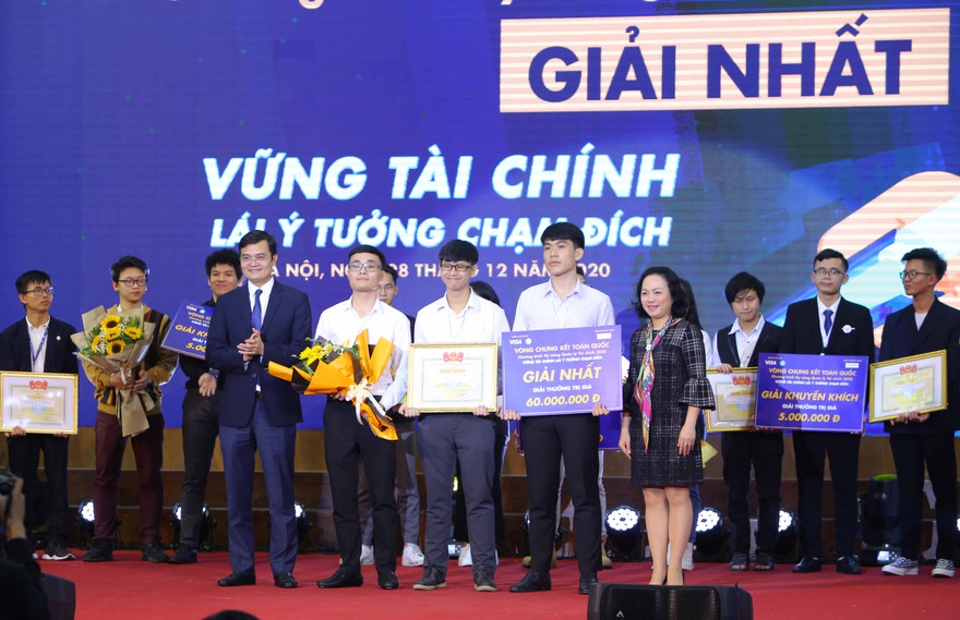 Ba chàng trai Văn Đức Bảo, Huỳnh Ngọc Hải, Đinh Việt Tùng đến từ Trường ĐH Ngoại thương cơ sở 2 (TP.HCM) đã giành giải nhất Chương trình Kỹ năng quản lý tài chính 2020.