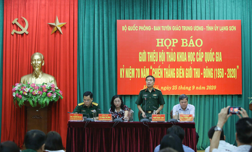 Đại tá Trần Ngọc Anh, Phó Cục trưởng Cục Tuyên huấn, Tổng cục Chính trị, cung cấp thông tin cho báo chí.