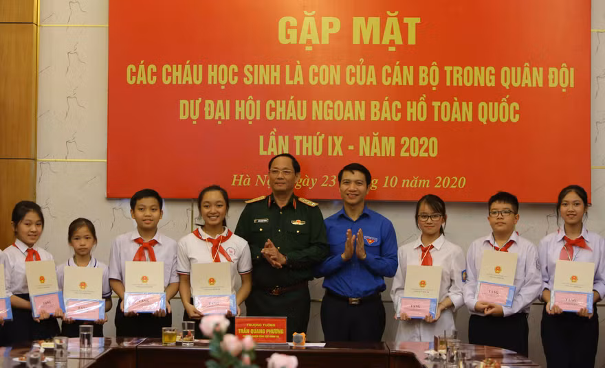 Tổng cục Chính trị tuyên dương 13 đại biểu về dự Đại hội cháu ngoan Bác Hồ là con cán bộ, chiến sĩ trong Quân đội có thành tích xuất sắc trong học tập và rèn luyện.