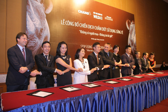 Các đại sứ thiện chí có mặt trong buổi lễ bắt tay khẳng định quyết tâm hành động vì tê giác.