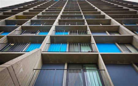 Bé trai 15 tháng tuổi đã rơi từ một căn hộ thuộc chung cư Riverside Plaza 