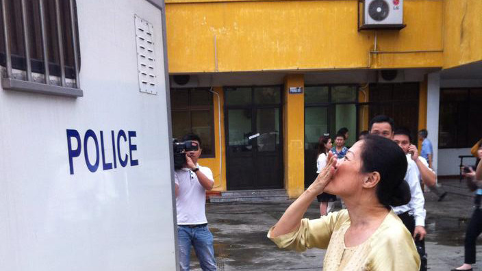 Vợ Dương Chí Dũng hôn gió chồng sau phiên xử