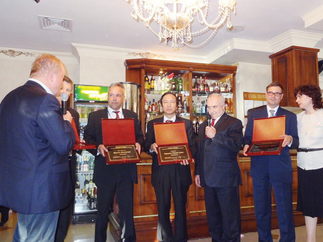 GS Nguyễn Thanh Liêm nhận bằng “Hội viện danh dự Hội Phẫu thuật Nhi Liên bang Nga”. Ảnh: T.H