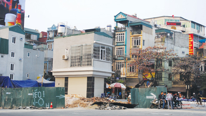 La liệt nhà siêu mỏng, siêu méo trên tuyến Ô Chợ Dừa - Hoàng Cầu. Anh: Minh Tuấn