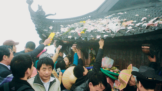 Tiền lẻ tràn cả lên nóc mái chùa Đồng - Yên Tử - Quảng Ninh. Ảnh: Hồng Vĩnh