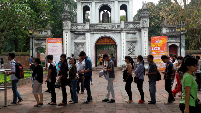 Xếp hàng mua vé vào hội sách