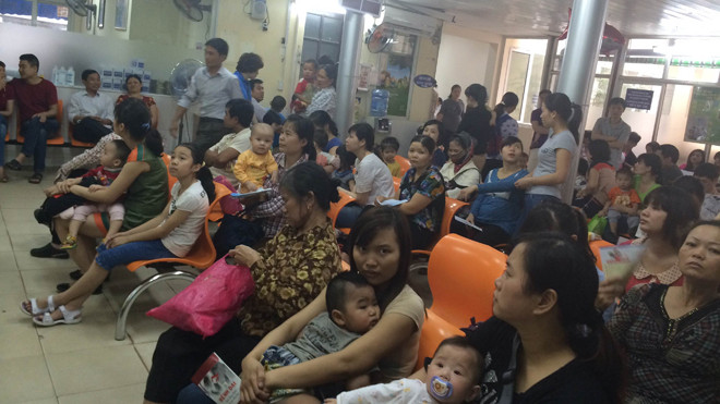 Trẻ đợi tiêm vắc-xin sởi tại điểm tiêm Viện Vệ sinh dịch tễ T.Ư Ảnh. T.Hà