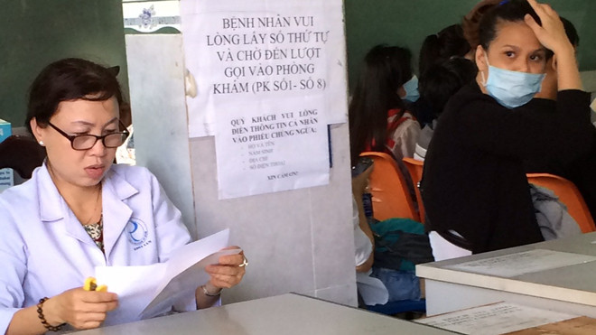 Nhiều loại vắc-xin được thông báo hết và không biết bao giờ có lại ở Viện Pasteur TPHCM ngày 18/4. Ảnh: L.N