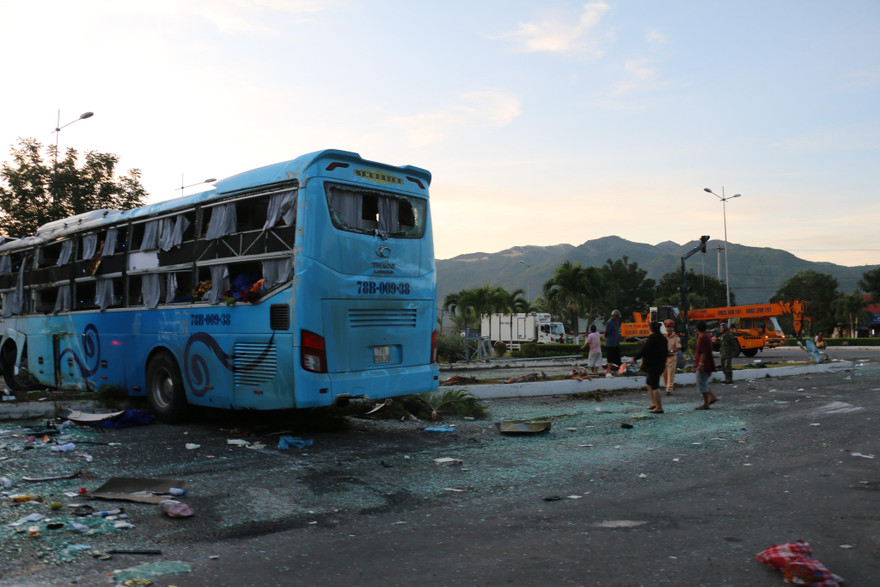 Hai xe khách giường nằm tông nhau, 21 người thương vong