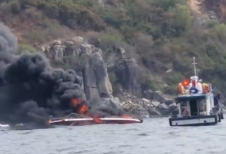 Cháy ca nô trên vịnh Nha Trang, hai thuyền viên bị bỏng